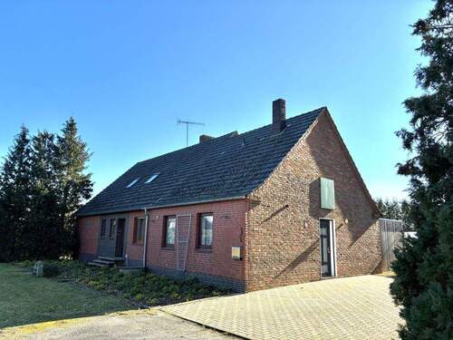 seitliche Ansicht - Einfamilienhaus auf großem Grundstück im ländlichen Außenbereich von Wagenfeld