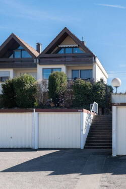 Straßenansicht mit Garage - 6 Zimmer Reihenendhaus in Weil im Schönbuch