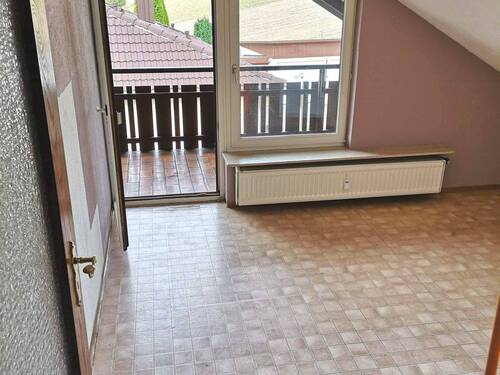 Balkonzugang - Gut geschnittene 2-Zimmer-DG-Wohnung mit zwei Balkonen