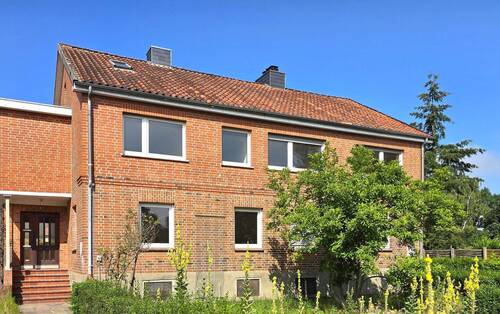 Hausansicht - Sanierte 2-Zimmer-Wohnung im Hochparterre, zentrale Lage