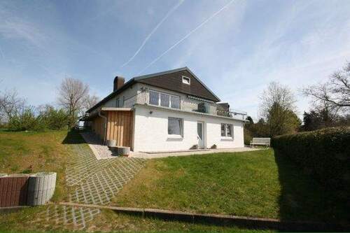 Bild 1 - Großzügiges Einfamilienhaus mit Einliegerwohnung in herrlicher Lage und Blick über die Felder