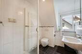 Bad mit Dusche - 