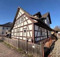 Individuelles Einfamilienhaus mit Nebengebäude in Weitramsdorf