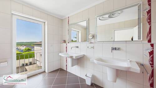 OG - Bad mit Zugang zum Balkon - 