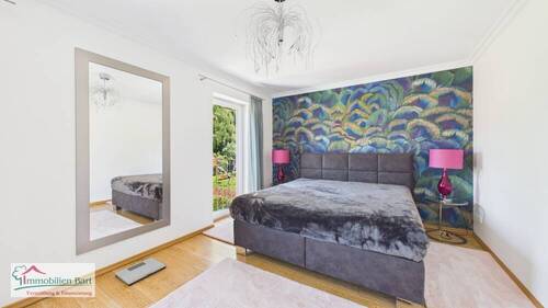 OG - Schlafzimmer mit Zugang zu Ankleide und Balkon - 