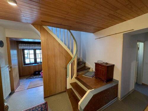 13 Diele mit Treppenhaus - 