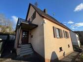 2 Seitenasicht zum Hauseingang - 7 Zimmer Einfamilienhaus zum Kaufen in Kusel