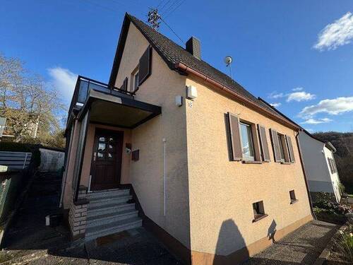 2 Seitenasicht zum Hauseingang - 7 Zimmer Einfamilienhaus zum Kaufen in Kusel