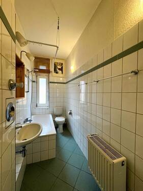 Badezimmer mit Fenster - Etagenwohnung mit 62,00 m² in Berlin zum Kaufen