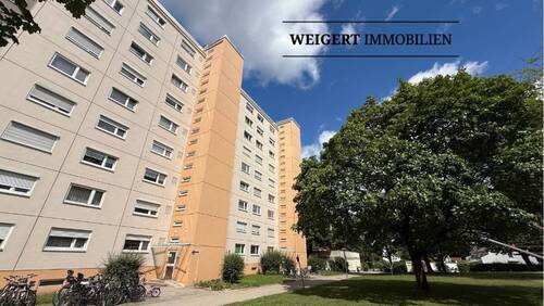 Vorderansicht Gebäude - WEIGERT: 3-Zimmer-Wohnung mit Loggia & TG-Stellplatz in Aubing