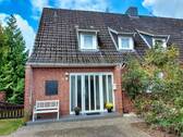 Vorderansicht vom REH - Gepflegtes Reihenendhaus mit Anbau zwischen Nord-Ostsee-Kanal und Eider auf großzügigem Grundstück!
