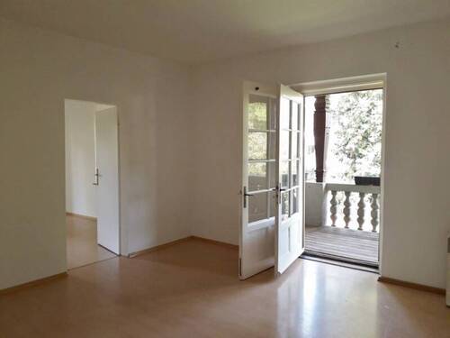 Großzügiges Wohnzimmer - 