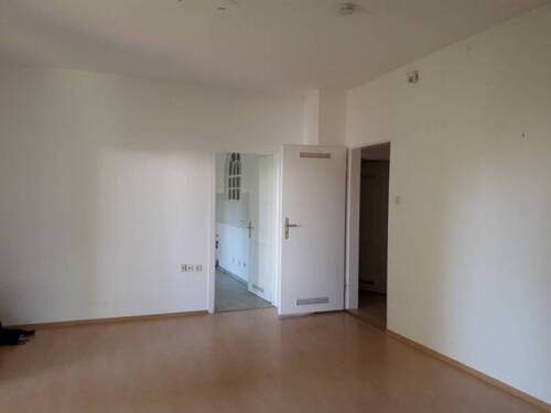 Wohnzimmer mit Blick zur Küche - 