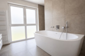 Das Hauptbad mit freistehender Badewanne - 