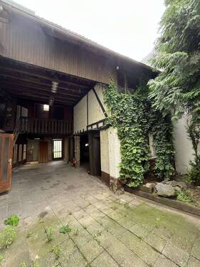 Hof - Mehrfamilienhaus, Wohnhaus mit 140,00 m² in Dietzenbach zum Kaufen