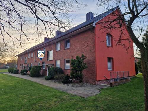 Seitlicher Blick und Eingang zum Fahrradkeller - 2 Zimmer Etagenwohnung zum Kaufen in Husum