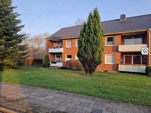 Rückansicht der Immobilie mit Balkon - 2 Zimmer Etagenwohnung in Husum