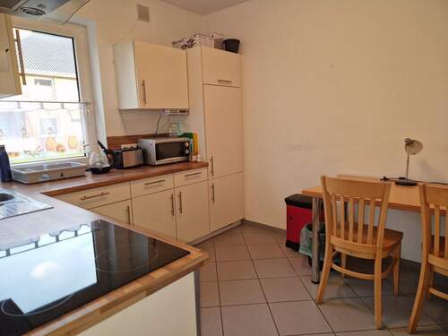 Zeitlose Einbauküche mit Platz für eine kleine Essecke - 