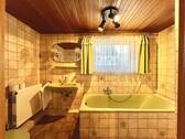 Badezimmer im ebenerdigen Untergeschoss - 