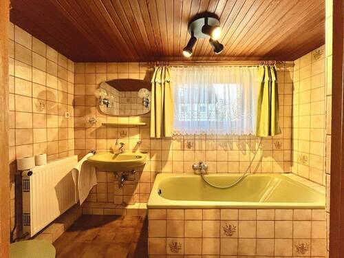 Badezimmer im ebenerdigen Untergeschoss - 