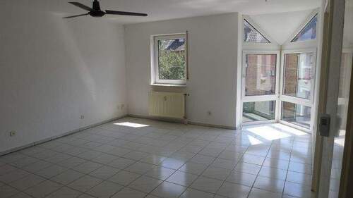 geräumiges Wohnzimmer - 3 Zimmer Etagenwohnung zur Miete in Hanau