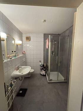 Geräumiges Bad mit Dusche.jpg - 