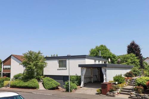 Vorderansicht - Architekten-Bungalow in Traumlage - Stilvoll wohnen mit Aussicht
