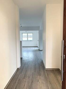 Wohnungseingang/Diele m. Blick in Küche - 4 Zimmer Etagenwohnung in Lebus