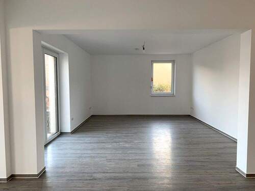 Blick ins Wohnzimmer mit Balkonzugang - 