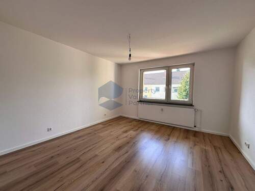 Zimmer West mit Balkonblick - 3 Zimmer Etagenwohnung zur Miete in Bergen