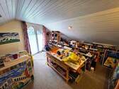 Kinderzimmer/Hobbyraum/Atelier im DG mit Balkonloggia - 