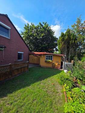 Gartenhaus hinter dem Carport - 