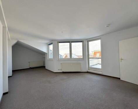 Wohnzimmer mit Balkonzugang - 