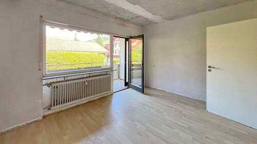 Schlafzimmer mit Zugang zum überdachten Nord-West-Balkon - 