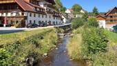 Idyllischer Dorfbach neben dem Haus - 