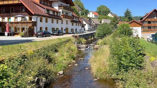 Idyllischer Dorfbach neben dem Haus - 