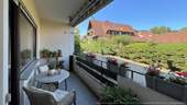 Gestalten Sie Ihren Balkon mit schönem Möbiliar zu einem gemütlichen Ort zum Entspannen. - 