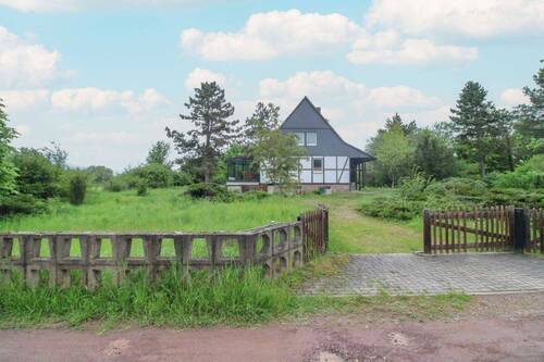 Objektansicht (2) - Sanierungsbedarf - ehem. DDR-Bau - 4 Zimmer mit 3.555 m² Grundstück - Direkt an der B 100