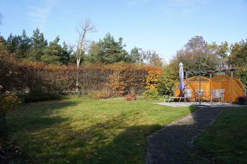 Gartenfläche mit Freisitz - 