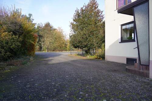 breit angelegte Zufahrt - 