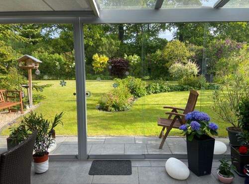 Unverbauter Blick vom Wintergarten in den Garten - Einfamilienhaus mit 148,00 m&sup2; in Neubrandenburg zum Kaufen