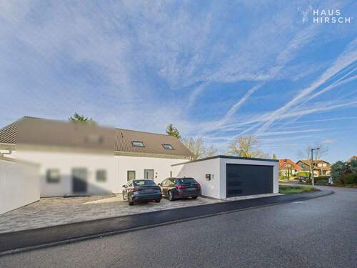 Vorderseite und Garage - 