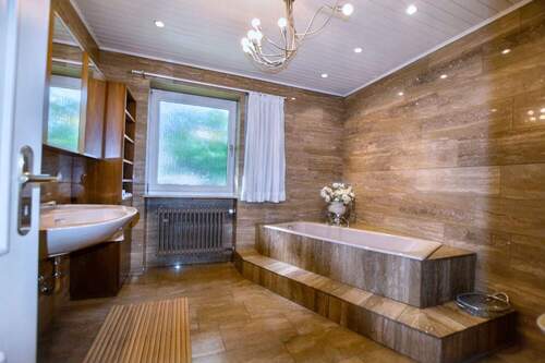 Badezimmer mit Badewanne - 