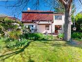 Titelbild - Freistehendes Einfamilienhaus mit Dachterrasse, Garten und viel Platz auf drei Etagen