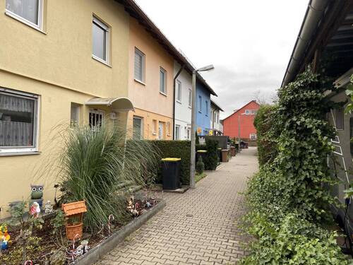 Hausansicht Eingang mit Weg - 5 Zimmer Reihenmittelhaus in Stein