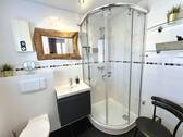 Duschbad-WC mit Fenster - 