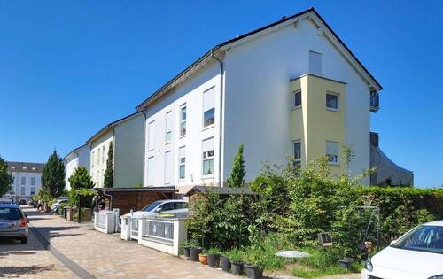 100_Häuserreihe.jpg - Rarität: Modernes Einfamilienhaus direkt am Main mit Taunusblick