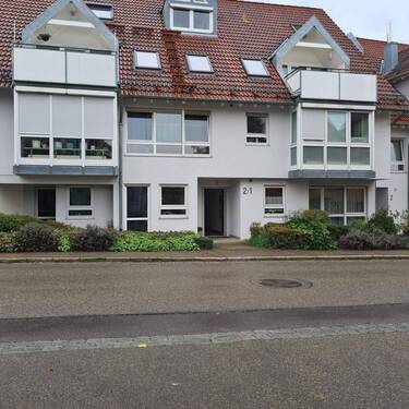 Hausansicht - FÜR DIE GRÖSSERE FAMILIE! Gepflegte sonnnige 4 12 Zimer EG - Wohnung mit stufenlosem Zugang, gr. Terrasse und TG- Stpl. in Schwaikheim.