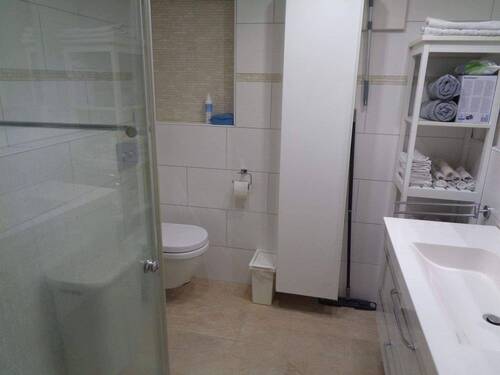 Bad mit Dusche und WC - 