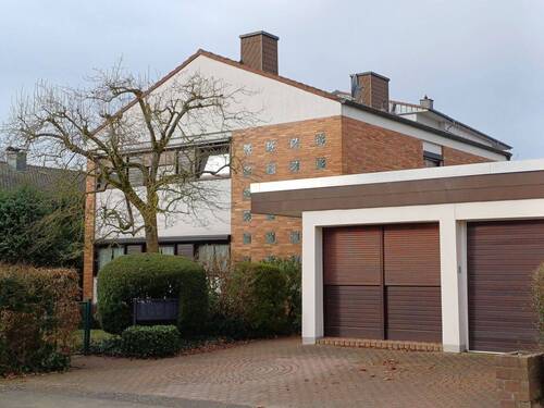 Hausansicht - Einfamilienhaus mit Bürotrakt in bevorzugter Lage von Warburg - Wohnen & Arbeiten vereint